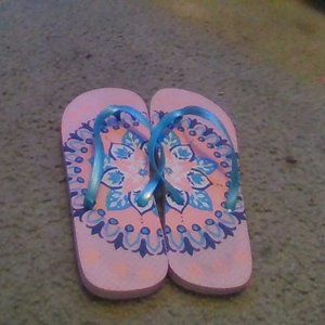 These sandals are so cute they are good for hot days and beach days